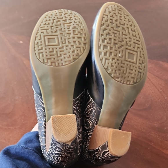 Lartiste embossed heel black bootie sz 39 - Picture 6 of 6